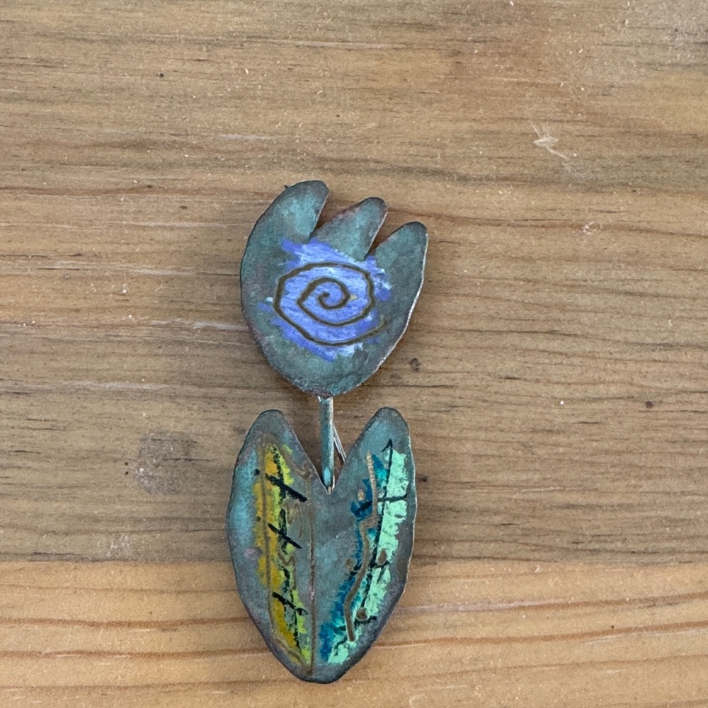 Artistic tulip-Shaped metal Brooch